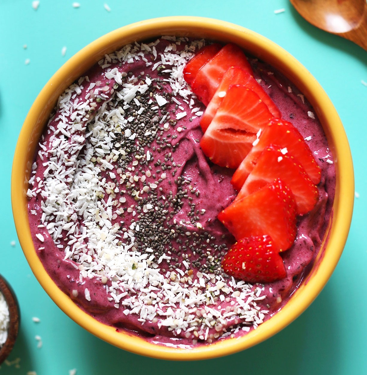 Šaldytų uogų pusryčių dubenėlis (Smoothie Bowl)